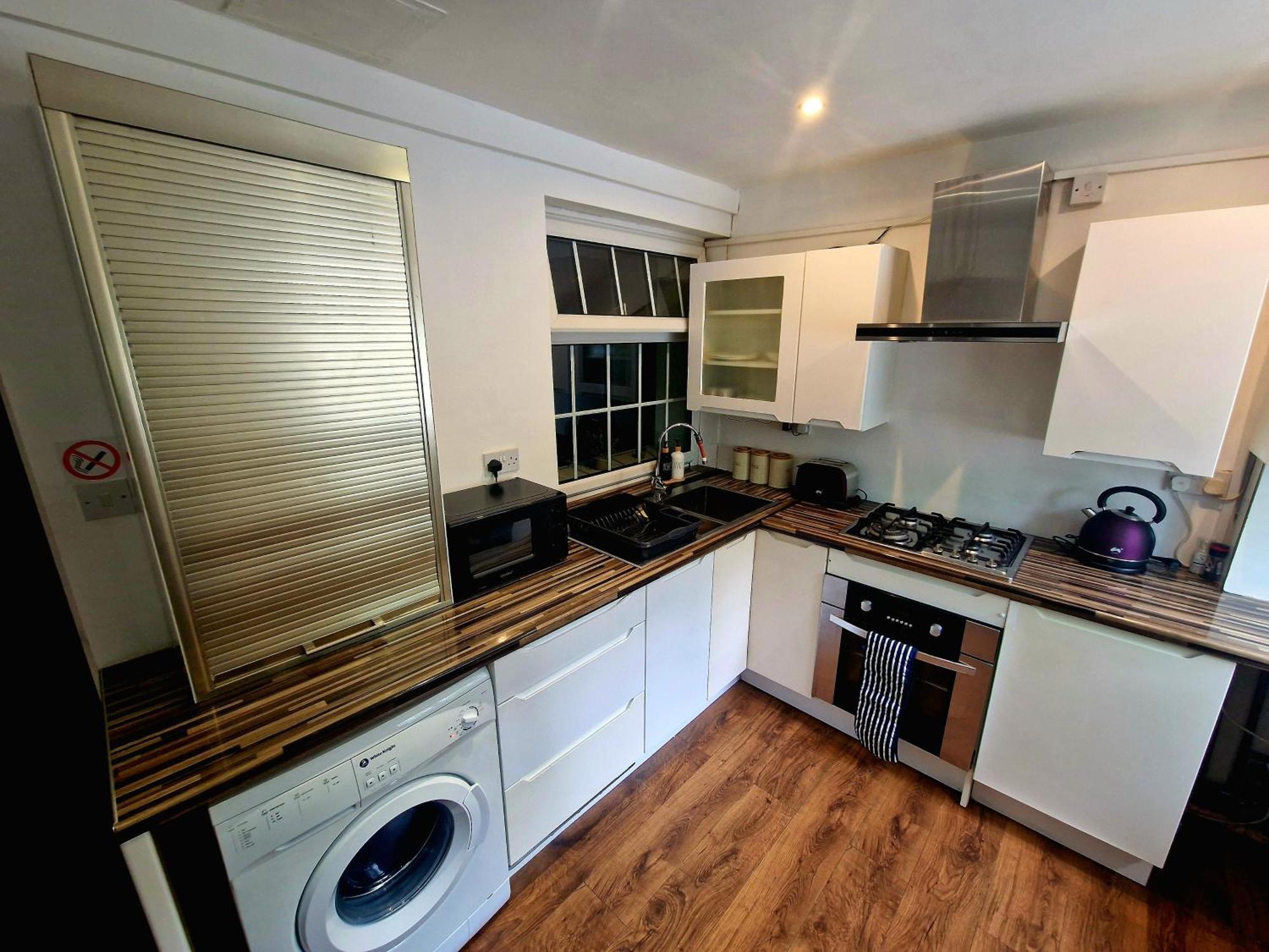 Private Courtyard Apartment In Bradford With Parking Shipley  Extérieur photo