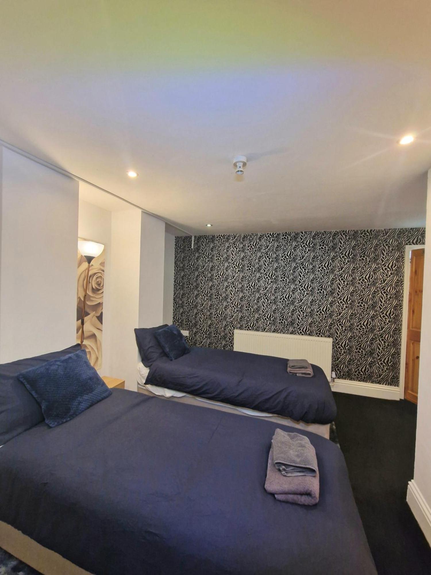 Private Courtyard Apartment In Bradford With Parking Shipley  Extérieur photo